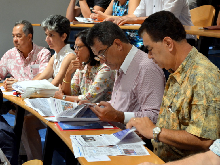 Edouard Fritch aux Rencontres Numériques, en train de feuilleter le supplément spécial de Tahiti Infos consacré à l'événement !