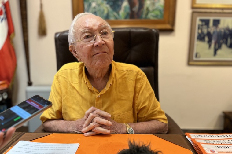 Flosse "prêt pour un rassemblement" avec Fritch Flosse "prêt pour un rassemblement" avec Fritch