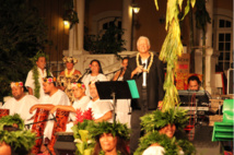 Le 24 novembre 2012, Patrick Noble a assuré un concert à Papeete, rendant hommages aux anciens et adressant un clin d’œil à la troupe de danse Temaeva qui fêtait ses 50 ans. Crédit : Mairie de Papeete.