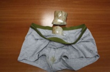 La mule avait caché l'ice dans son slip. La mule avait caché l'ice dans son slip.