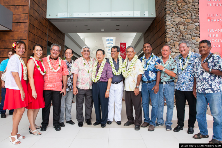 Louis Wane entouré des membres du Gouvernement et du maire de Faa'a