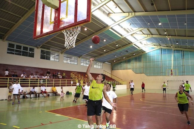 Les gardiens de prison s'imposent en basket