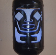 Une lampe Tiki designée à partir d'un extincteur au rebut au CJA de Papara. Une lampe Tiki designée à partir d'un extincteur au rebut au CJA de Papara.