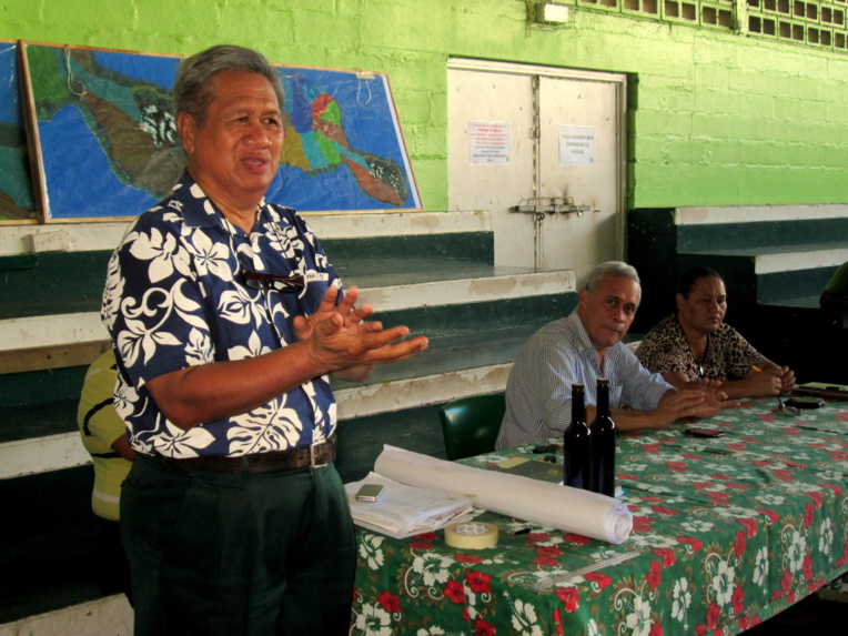 Monil Tetuanui, lors de la réunion d'information sur l'indivision, à Vaira'o ce mardi matin. Monil Tetuanui, lors de la réunion d'information sur l'indivision, à Vaira'o ce mardi matin.