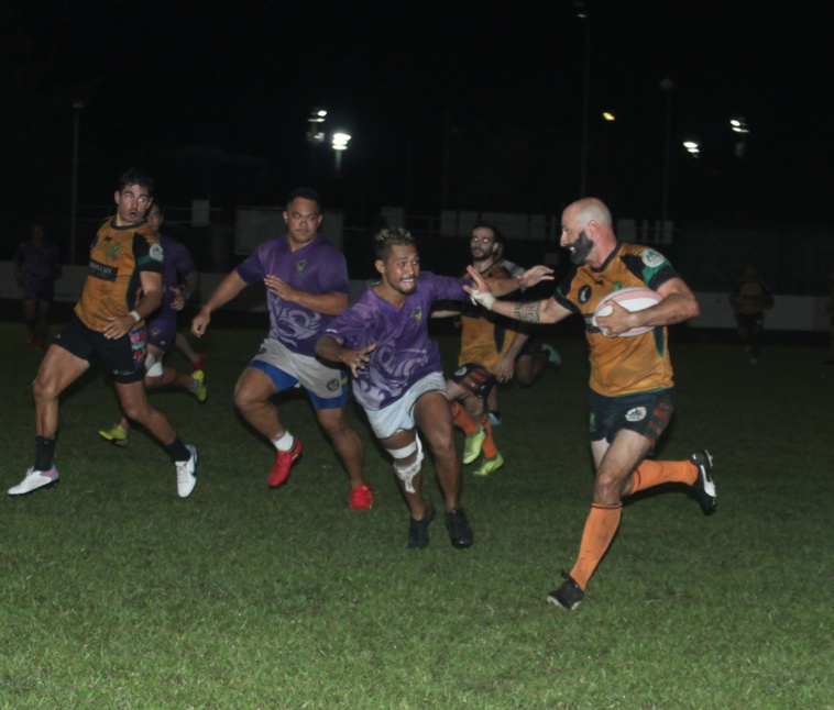 Les deux équipes ont cherché à produire du jeu à l’image de François Duval (ballon en main) auteur d’un essai pour Punaauia.