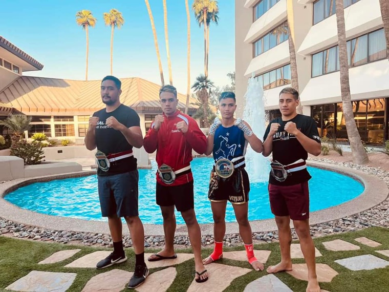 (de gauche à droite) Kylian Alves, Warren Tauaroa, Ainatoa Viriamu et Teanihau Poroaie qui reviennent au fenua avec les ceintures de champion de l'US Muay Thai Open. (photo : Facebook Fédération Polynésienne de Boxe Thaïlandaise et Disciplines Associées)