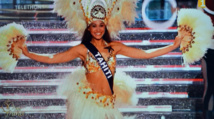 Hinarere Taputu au spectacle de Miss France 2015 en costume traditionnel.