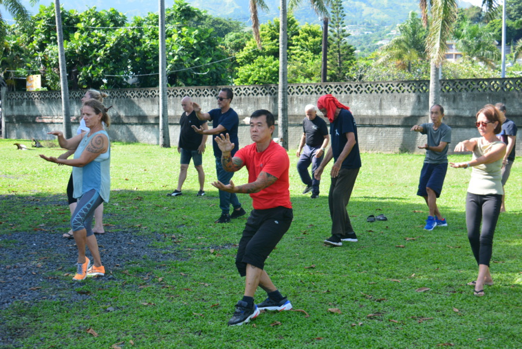 Charles Laux (en rouge), expert en arts martiaux et également instructeur de tai chi, est à l'origine de la venue du maître Zhang. Charles Laux (en rouge), expert en arts martiaux et également instructeur de tai chi, est à l'origine de la venue du maître Zhang.