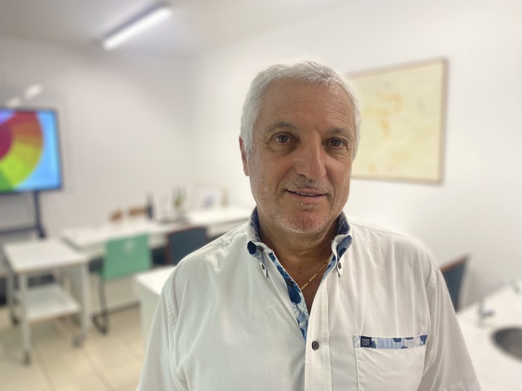 Didier Lasserre, professeur en hôtellerie et en œnologie au lycée hôtelier de Punaauia et meilleur ouvrier de France maître d'hôtel en 2007. Crédit photo : Thibault Segalard. Didier Lasserre, professeur en hôtellerie et en œnologie au lycée hôtelier de Punaauia et meilleur ouvrier de France maître d'hôtel en 2007. Crédit photo : Thibault Segalard.