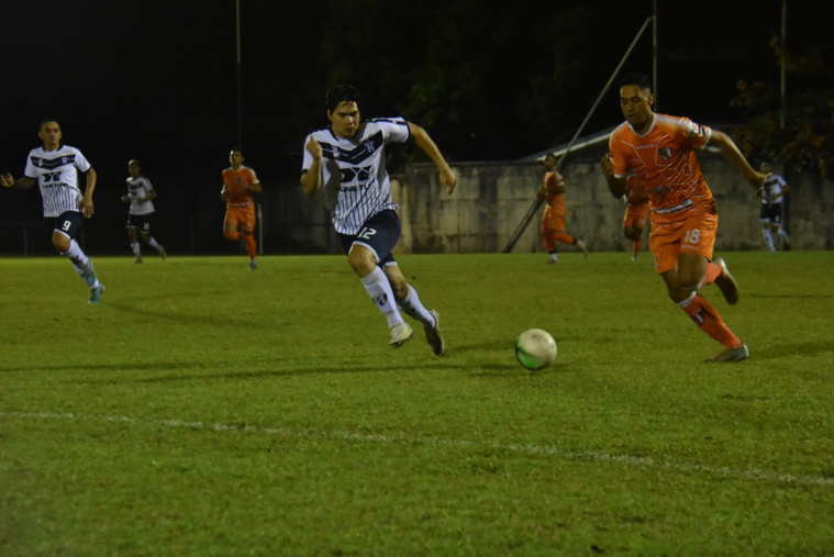 Yohann Tihoni (orange) et Teivarii Kaiha en duel samedi soir au stade Mahina.