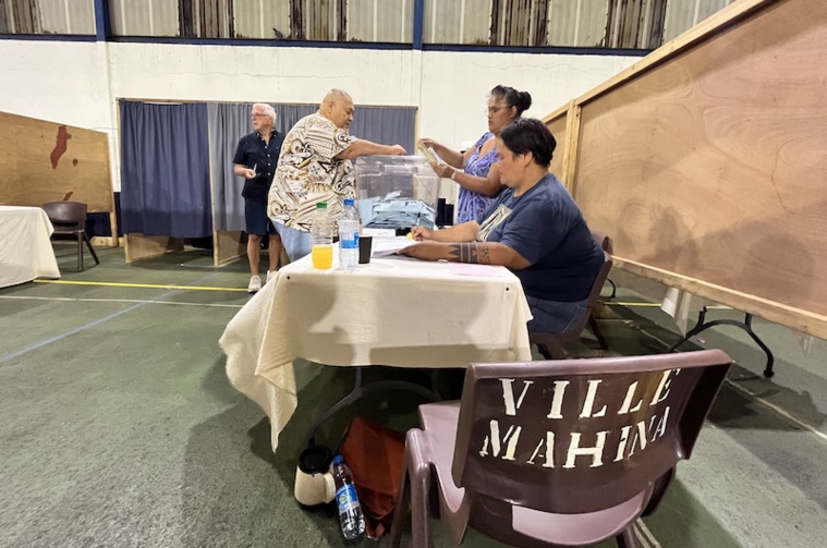 Rideau bleu sur Mahina Rideau bleu sur Mahina