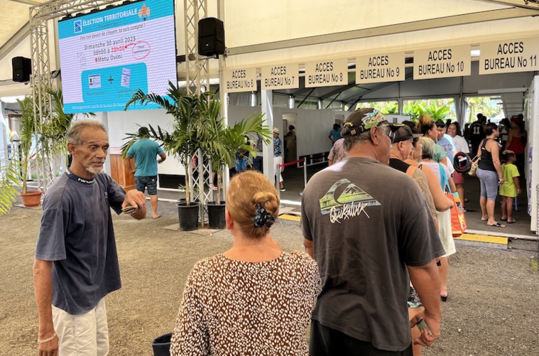 Faa'a à fond derrière Temaru Faa'a à fond derrière Temaru