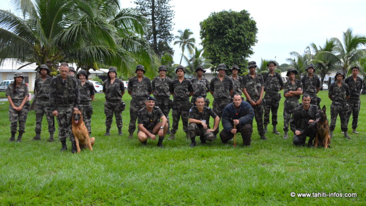 Les 18 stagiaires avec les militaires qui les encadrent et la brigade cynophile venue spécialement pour eux Les 18 stagiaires avec les militaires qui les encadrent et la brigade cynophile venue spécialement pour eux