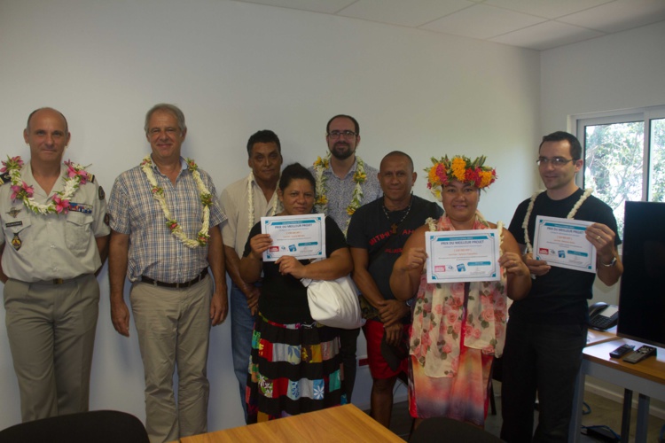 Deux des trois gagnants du concours, en compagnie de l'ADIE et du directeur des établissements Léon Grosse à Papeari.