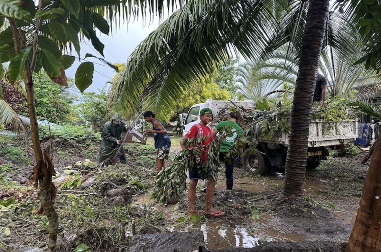 Les habitants de Teahupo'o s'entraident pour nettoyer les dégâts de la crue. Crédit photo : FB Moetai Brotherson.