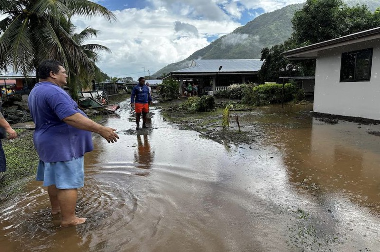 Les riverains constatent les dégâts. Crédit photo : FB Moetai Brotherson. Les riverains constatent les dégâts. Crédit photo : FB Moetai Brotherson.