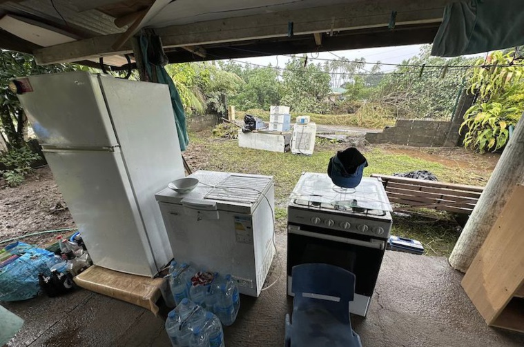 Les appareils éléctroménagers qui ont été récupérés des décombres par les habitants de Teahupo'o. Crédit photo : FB Moetai Brotherson. Les appareils éléctroménagers qui ont été récupérés des décombres par les habitants de Teahupo'o. Crédit photo : FB Moetai Brotherson.