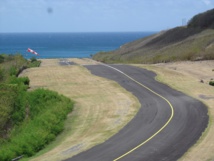 La piste de l'aéroport de Ua Pou : elle est courte, en montée et soumise à des oscillations diverses du vent car elle s'enfonce dans la vallée montagneuse.