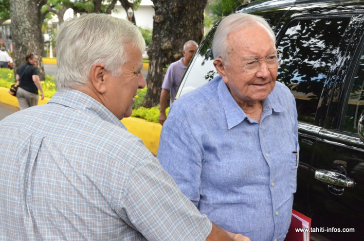 Gaston Flosse et son avocat, Me François Quinquis, jeudi 11 décembre devant le commissariat de police de Papeete