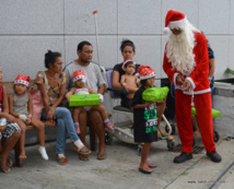 Distribution des cadeaux devant le service de pédiatrie du CHPF ce jeudi après-midi. Distribution des cadeaux devant le service de pédiatrie du CHPF ce jeudi après-midi.