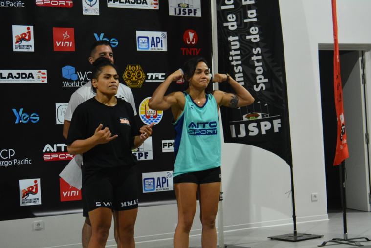 Pour sa première chez les pros, Tehanahana Bernardino (à droite) sera opposée à la Néozélandaise, Gase Satina.