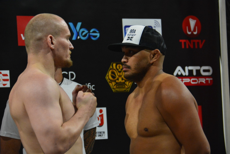 Teiki Nauta face à son adversaire, Chace Eskam, lors de la pesée ce jeudi au Musée des îles.