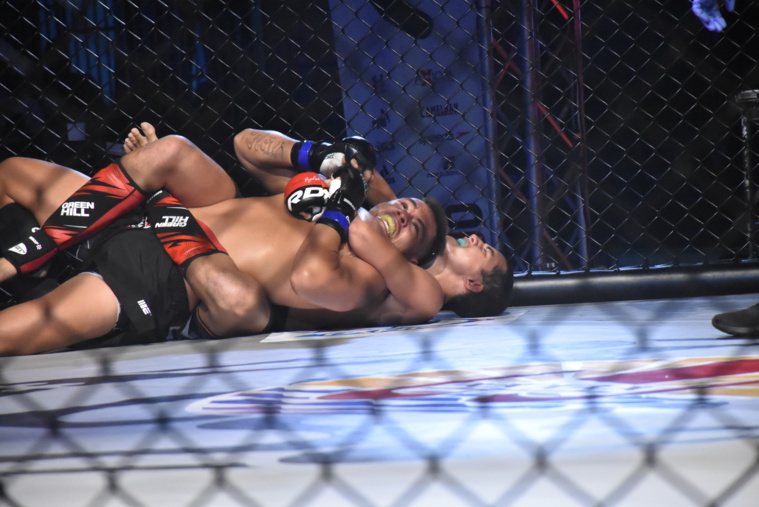 L'étranglement de Vaitehau Otcenasek lors de son combat face à Nohotua Flores. L'étranglement de Vaitehau Otcenasek lors de son combat face à Nohotua Flores.