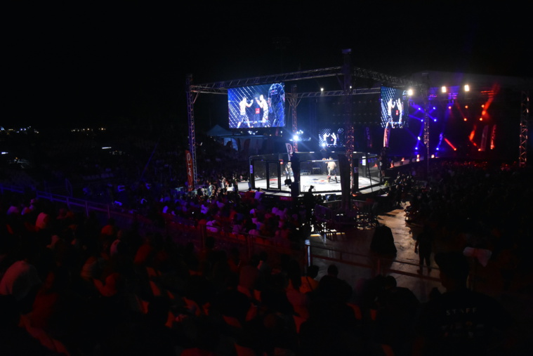 La scène de To'ata a laissé place le temps d'une soirée à un octogone. La scène de To'ata a laissé place le temps d'une soirée à un octogone.