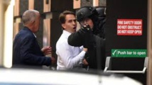 Prise d'otages de Sydney: un drapeau islamique noir déployé, sortie de cinq personnes Prise d'otages de Sydney: un drapeau islamique noir déployé, sortie de cinq personnes