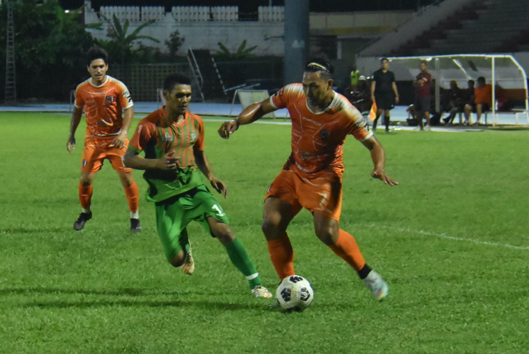 Entré à la mi-temps, Tamatoa Tetauira, ici ballon au pied, a été une nouvelle fois décisif pour Pirae samedi soir face à Punaruu.