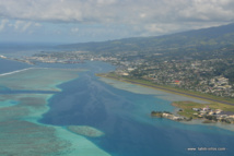 L'aéroport de Tahiti Faa'a vu d'avion. Après six jours de grève, la société qui gère l'avitaillement en carburant des avions arrive au bout de ses stocks.
