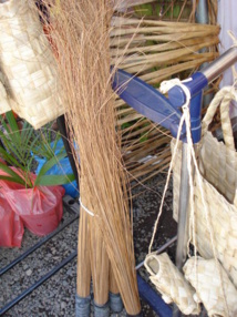 Le balai traditionnel polynésien, ou "balai niau" Le balai traditionnel polynésien, ou "balai niau"