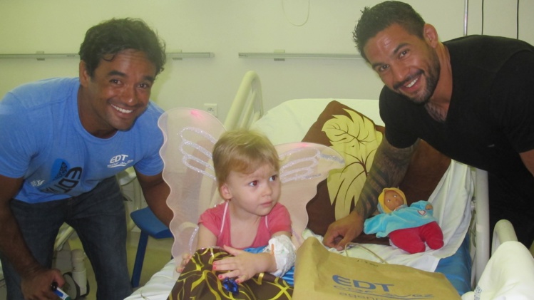 Les champions d'EDT Va'a et Dany Gérard rendent visite aux enfants malades du Taaone Les champions d'EDT Va'a et Dany Gérard rendent visite aux enfants malades du Taaone