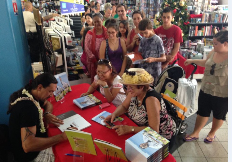 Grand succès pour les dédicaces de Teheiura Grand succès pour les dédicaces de Teheiura