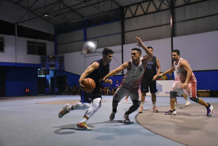 Heimoana Teamotuaitau ici face à Liam Fareata se sont livrés un beau duel vendredi à Taunoa. Heimoana Teamotuaitau ici face à Liam Fareata se sont livrés un beau duel vendredi à Taunoa.