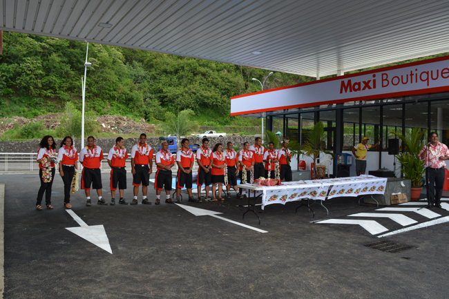 Le personnel de la station Pacific aux couleurs de l’enseigne.