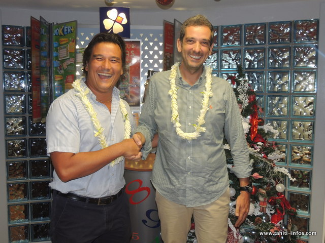 Poignée de main entre Patrick Moux et Thierry Gabaret pour un partenariat gagnant-gagnant entre Shell et la PDJ