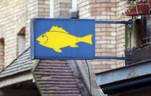 Le poissonnier travesti s'exhibe dans sa vitrine et est convoqué au tribunal Le poissonnier travesti s'exhibe dans sa vitrine et est convoqué au tribunal