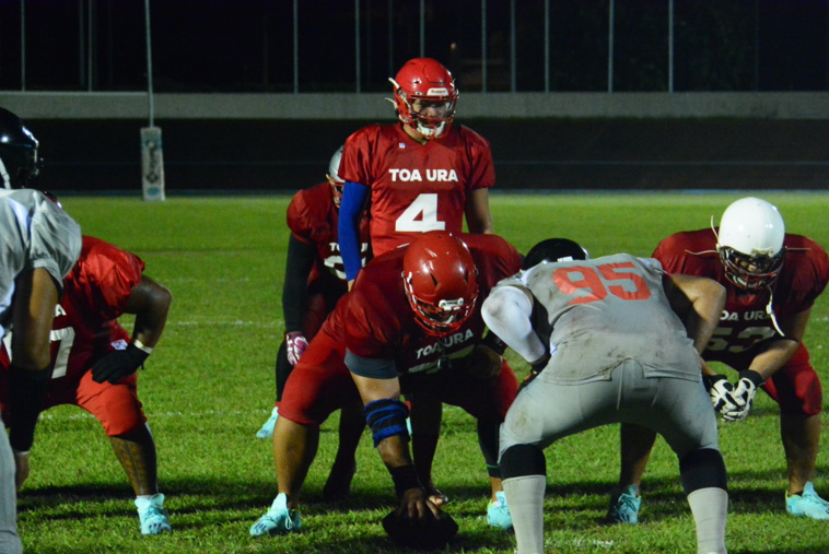 Le quarterback tahitien, Tiniarii Mahuta (numéro 4), a réalisé une belle première période avec deux passes de touchdown lancées.