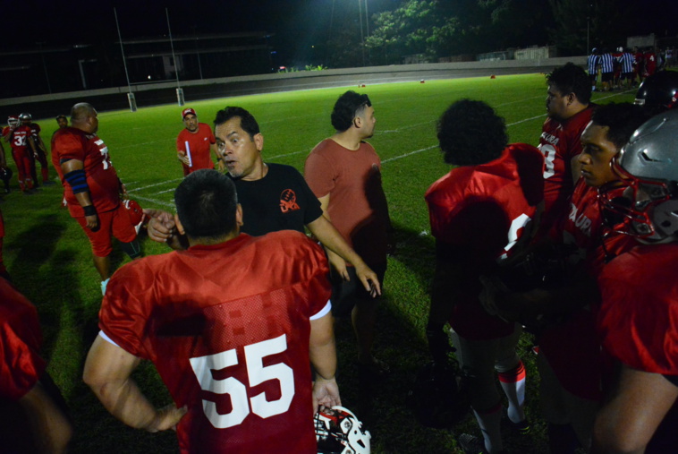 Le sélectionneur tahitien, François Colonna de Leca Cristinnace, qui donne ses consignes à ses joueurs. Le sélectionneur tahitien, François Colonna de Leca Cristinnace, qui donne ses consignes à ses joueurs.