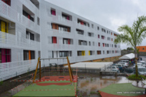 La résidence Teiviroa à Outumaoro est un bâtiment de 25 logements (10 F3, 9 F4 et 6 F5, de 60 à 100m2). Avec l'aide familiale au logement (AFL), les bénéficiaires paieront un loyer compris entre 15 000 à 40 000 Fcfp. La construction de cette résidence a coûté au total 696,2 millions de Fcfp (payés 40% par l'Etat, 40% par le Pays, 20% par l'OPH). La résidence Teiviroa à Outumaoro est un bâtiment de 25 logements (10 F3, 9 F4 et 6 F5, de 60 à 100m2). Avec l'aide familiale au logement (AFL), les bénéficiaires paieront un loyer compris entre 15 000 à 40 000 Fcfp. La construction de cette résidence a coûté au total 696,2 millions de Fcfp (payés 40% par l'Etat, 40% par le Pays, 20% par l'OPH).