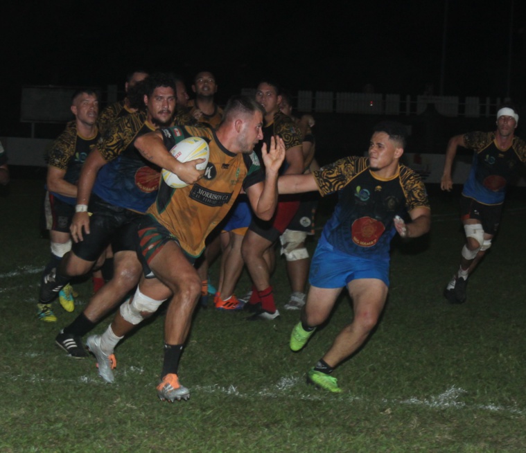 Thibault Colombat (ballon en main) et Punaauia ont largement mérité leur succès face à Pirae. Thibault Colombat (ballon en main) et Punaauia ont largement mérité leur succès face à Pirae.