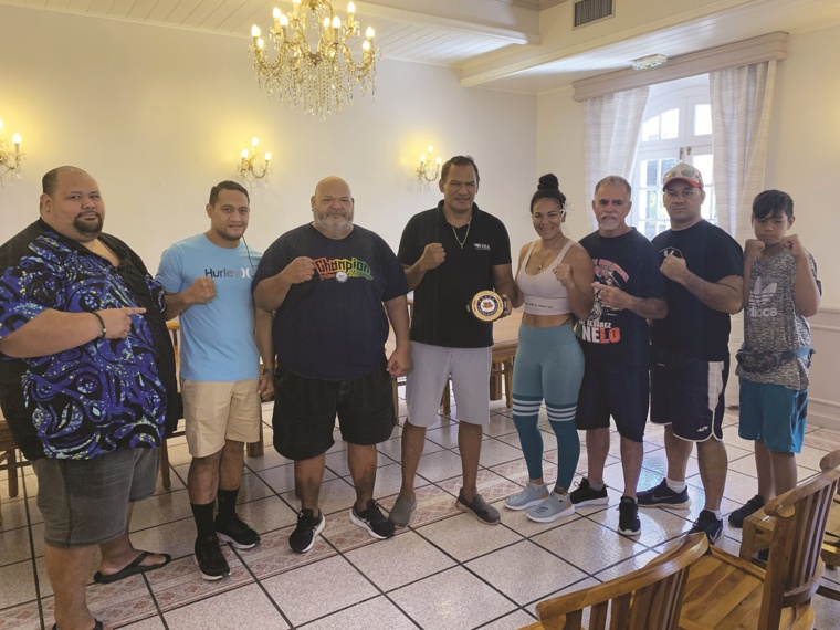 Tauhiti Nena entouré de ses boxeurs, entraîneurs et officiels de la Polynesian Boxing Association.