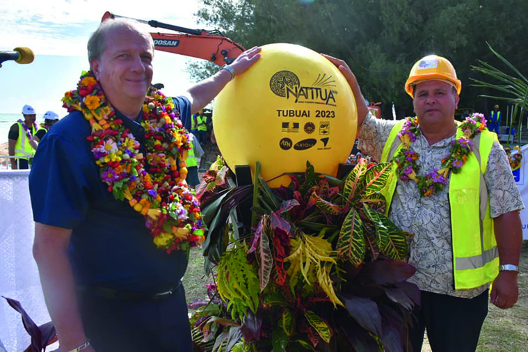 Jean-François Martin, le directeur de l'OPT a réceptionné la Golden Bouée avant de la remettre au maire de Tubuai, ce mercredi. Crédit photo : OPT.