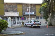 Une jeune femme lui saute dessus et lui crie : "Je vais te tuer ! Je vais te tuer !"