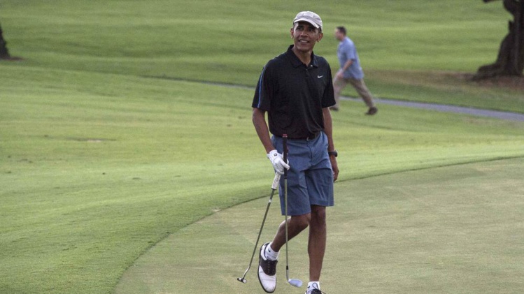 Le président américain Barack Obama sur le parcours de golf de Kailua, à Hawaï (Etats-Unis), le 30 décembre 2014. (NICHOLAS KAMM / AFP)