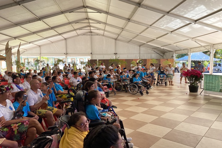 De nombreux membres d'associations et personnes en situation de handicap étaient présents lors des restitutions des Assises polynésiennes du handicap ce vendredi à Papeete. Crédit photo : Thibault Segalard.
