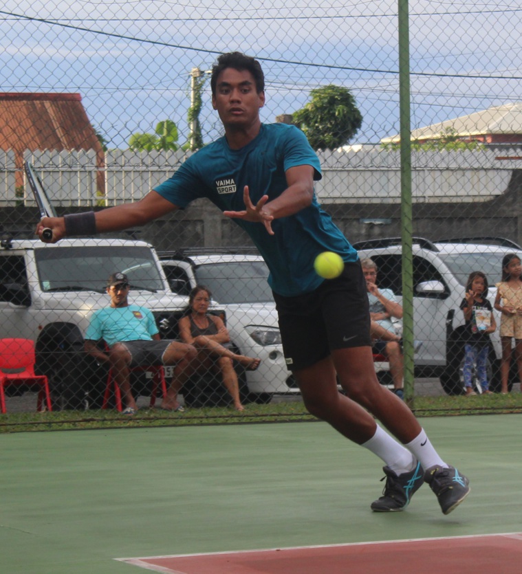 Après ses défaites en 2020 et 2022 face à Gillian Osmont, et celle de 2021 contre Patrice Cotti, Reynald Taaroa a connu ce lundi son quatrième revers en finale des championnats de Polynésie de tennis.