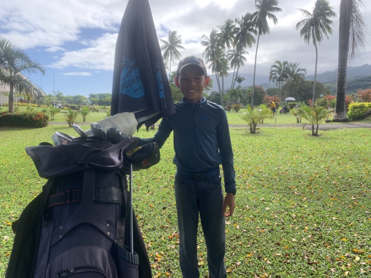 Le jeune prodige s'est mis au golf à l'âge de 6 ans en suivant ses parents amateurs aussi de la petite balle blanche.