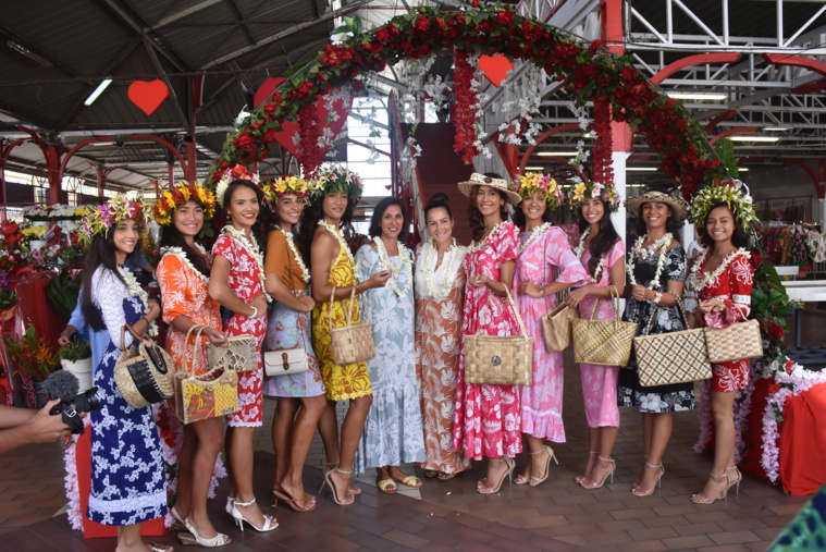 Les dix candidates aux côtés de la directrice du marché de Papeete, Vaihere Tehei, et la directrice du comité Miss Tahiti, Leïana Faugerat.
